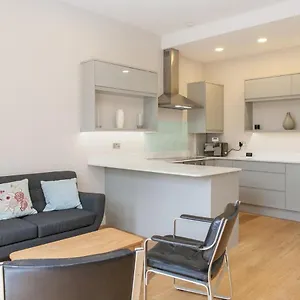 Apartment Pass The Keys - Spacious Flat With Private Sun Terrace In South East